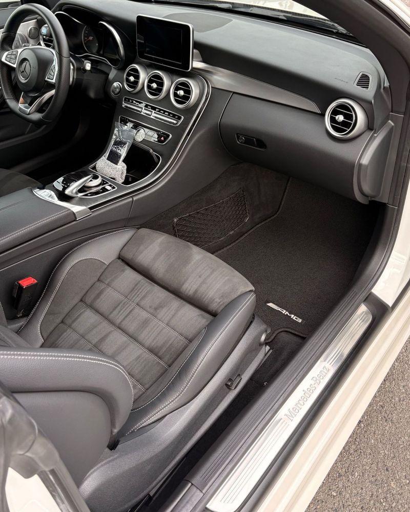 Nachher: Fahrerseite einer Mercedes C-Klasse mit Sitz und Fußraum